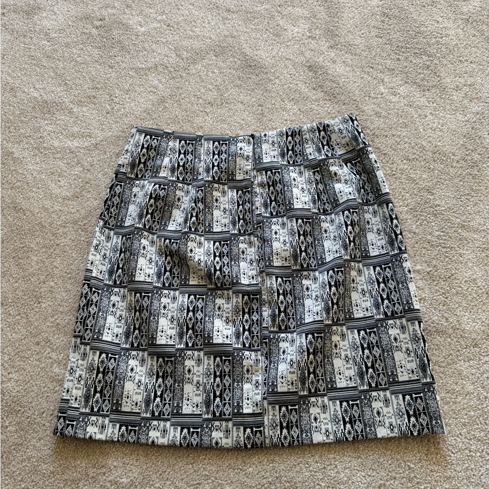 Black and white patterned skirt with zipper closure and pockets #skirtgoals